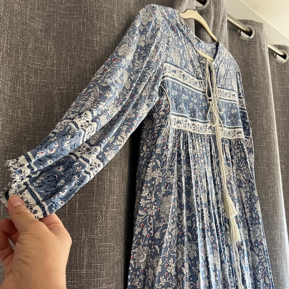 R. Vivimos Floral Blue & White Bohemian Dress - long sleeve, tie front - Large - Picture 10 of 15